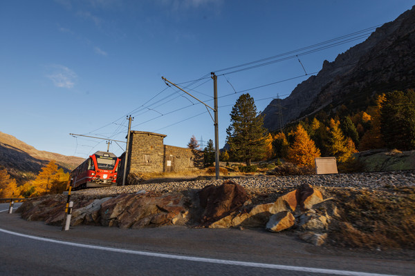 Ein Allegra-Triebzug der Rhätischen Bahn bei Las Plattas unterhalb von Bernina Suot am Berninapass im Oberengadin.