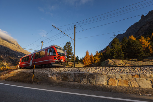 Ein Allegra-Triebzug der Rhätischen Bahn bei Las Plattas unterhalb von Bernina Suot am Berninapass im Oberengadin.