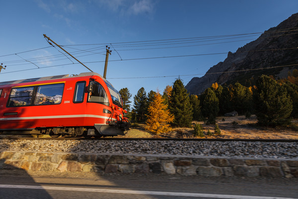 Ein Allegra-Triebzug der Rhätischen Bahn bei Las Plattas unterhalb von Bernina Suot am Berninapass im Oberengadin.