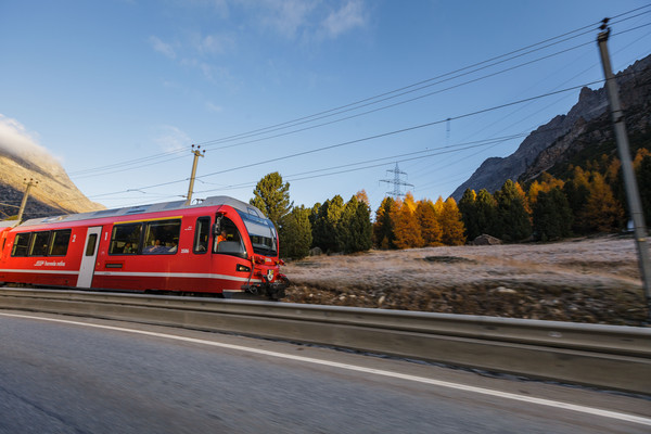 Ein Allegra-Triebzug der Rhätischen Bahn bei Las Plattas unterhalb von Bernina Suot am Berninapass im Oberengadin.