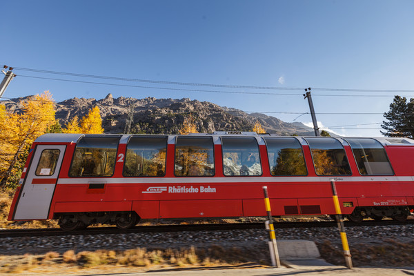 Der Bernina Express der Rhätischen Bahn bei Las Plattas unterhalb von Bernina Suot am Berninapass im Oberengadin.