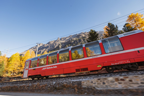 Der Bernina Express der Rhätischen Bahn bei Las Plattas unterhalb von Bernina Suot am Berninapass im Oberengadin.