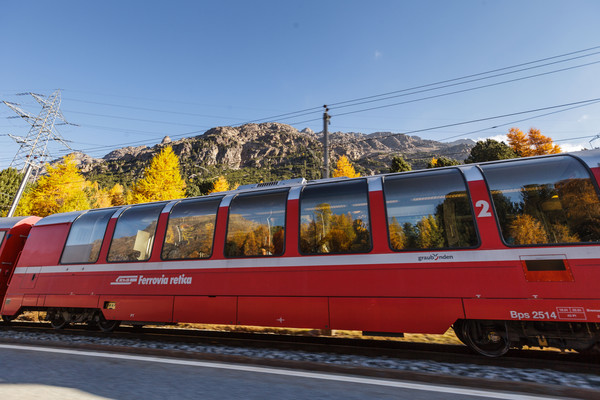 Der Bernina Express der Rhätischen Bahn bei Las Plattas unterhalb von Bernina Suot am Berninapass im Oberengadin.