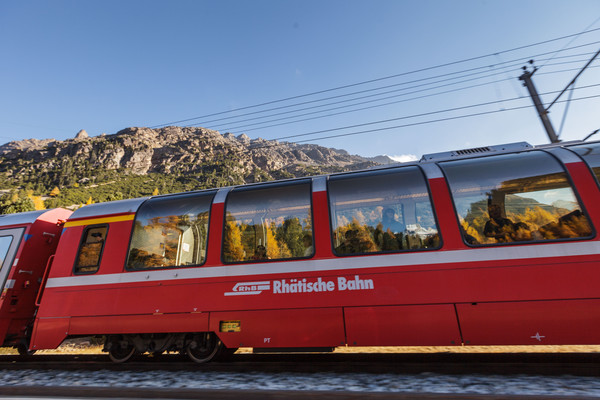 Der Bernina Express der Rhätischen Bahn bei Las Plattas unterhalb von Bernina Suot am Berninapass im Oberengadin.