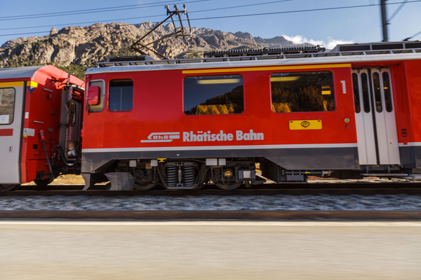 Die Rhätische Bahn bei Las Plattas unterhalb von Bernina Suot am Berninapass im Oberengadin.