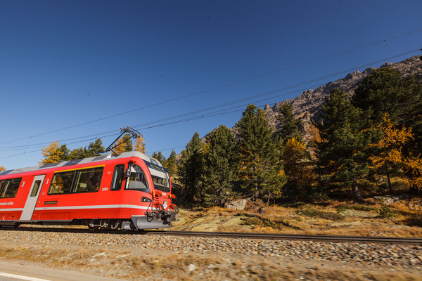 Die Rhätische Bahn bei Las Plattas unterhalb von Bernina Suot am Berninapass im Oberengadin.