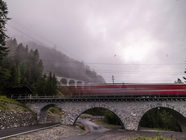 Die Rhätische Bahn bei Naz bei Preda im Albulatal, Graubünden, Schweiz