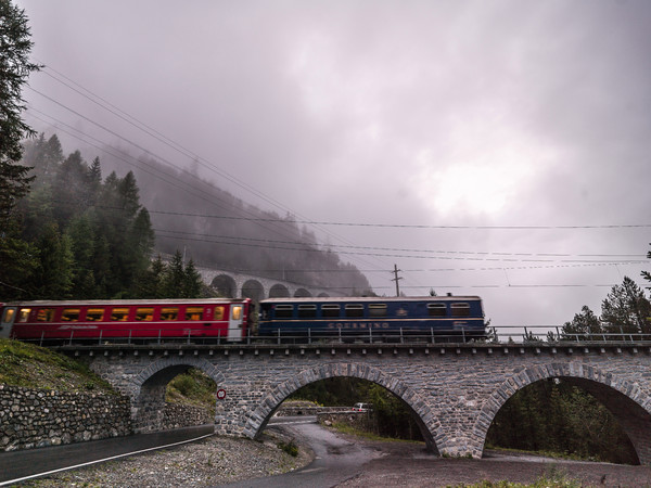 Die Rhätische Bahn mit Gourmino Speisewagen bei Naz bei Preda im Albulatal, Graubünden, Schweiz