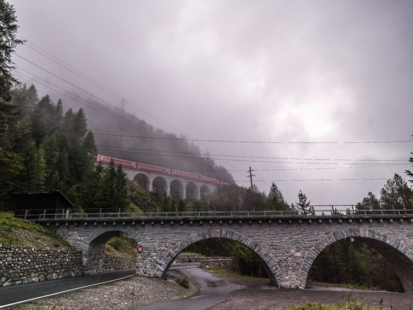 Die Rhätische Bahn bei Naz bei Preda im Albulatal, Graubünden, Schweiz