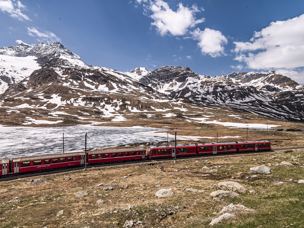 Rhätische Bahn auf dem Berninapass beim Lai Nair