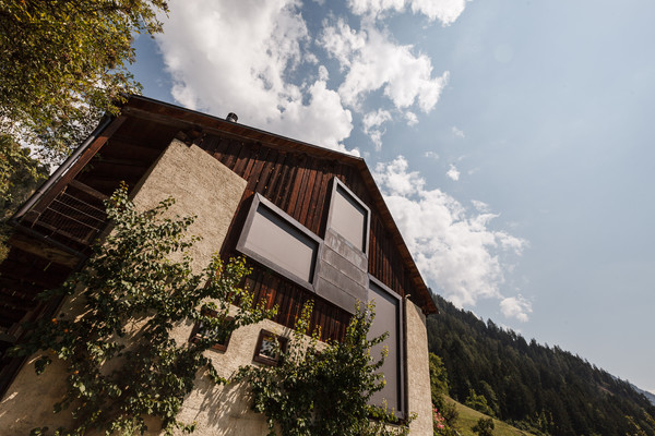 Architektur im Weiler Dusch, einem von drei Dorfteilen von Paspels im Domleschg, Graubünden, Schweiz