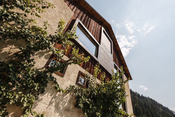 Architektur im Weiler Dusch, einem von drei Dorfteilen von Paspels im Domleschg, Graubünden, Schweiz