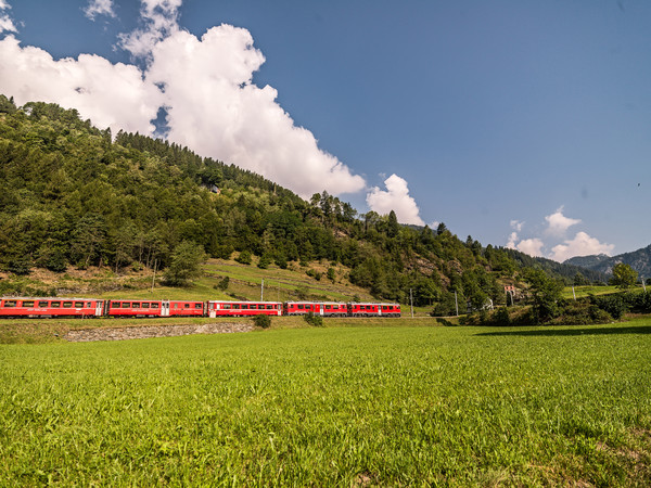 Die Rhätische Bahn bei Poschiavo im Puschlav.