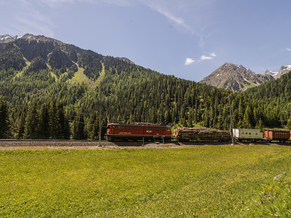 Gütertransport der Rhätischen Bahn bei Preda