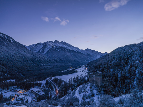 Klarer Winterabend in Ramosch im Unterengadin, Blick in Richtung Scuol und Piz Lischana