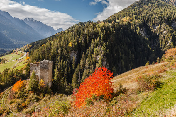 Herbststimmung bei der Ruina Tschanüff bei Ramosch im Unterengadin.