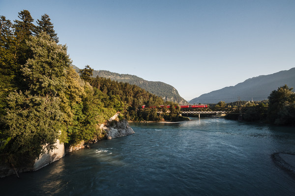 Rhätische Bahn auf der Rheinbrücke bei Reichenau