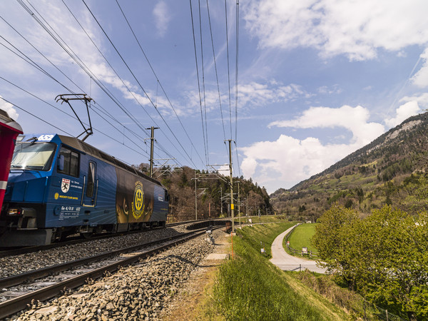 Rhätische Bahn in Frühlingslandschaft bei Reichenau