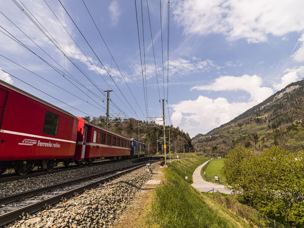 Rhätische Bahn in Frühlingslandschaft bei Reichenau