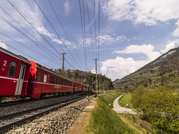 Rhätische Bahn in Frühlingslandschaft bei Reichenau