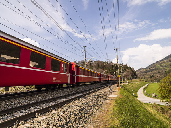 Rhätische Bahn in Frühlingslandschaft bei Reichenau