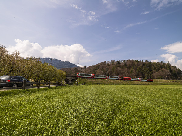 Rhätische Bahn in Frühlingslandschaft bei Reichenau