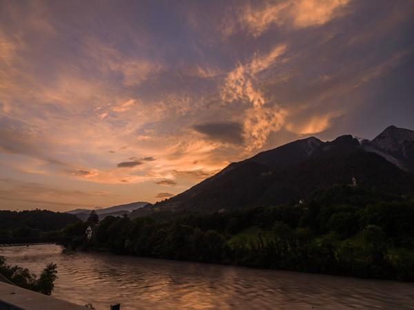 Abendliches Farbenspiel in den Wolken über Reichenau/Tamins, Graubünden, Schweiz