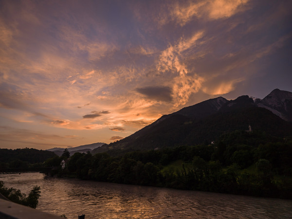 Abendliches Farbenspiel in den Wolken über Reichenau/Tamins, Graubünden, Schweiz