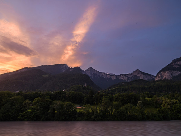 Abendliches Farbenspiel in den Wolken über Reichenau/Tamins, Graubünden, Schweiz