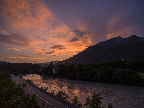 Abendliches Farbenspiel in den Wolken über Reichenau/Tamins, Graubünden, Schweiz