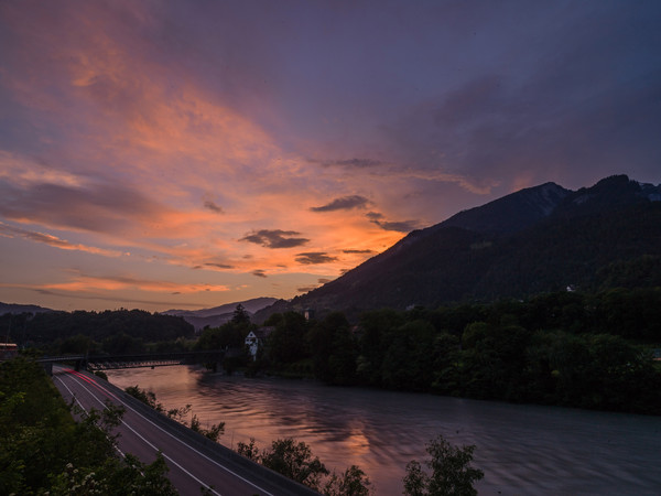 Abendliches Farbenspiel in den Wolken über Reichenau/Tamins, Graubünden, Schweiz