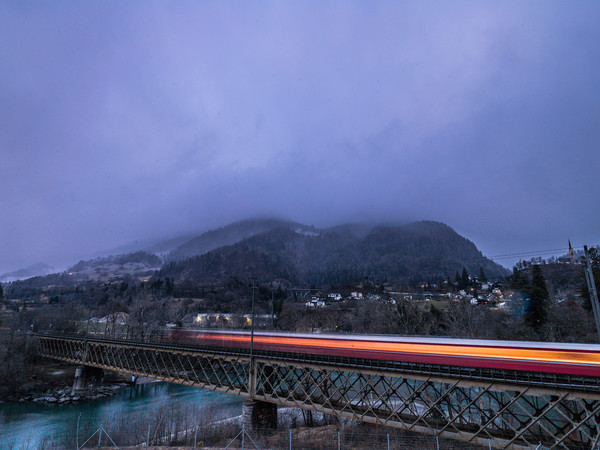 Abendstimmung mit RhB bei der Rheinbrücke in Reichenau-Tamins, Graubünden, Schweiz