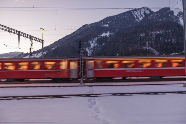 Abendstimmung bei der RhB-Station Reichenau-Tamins