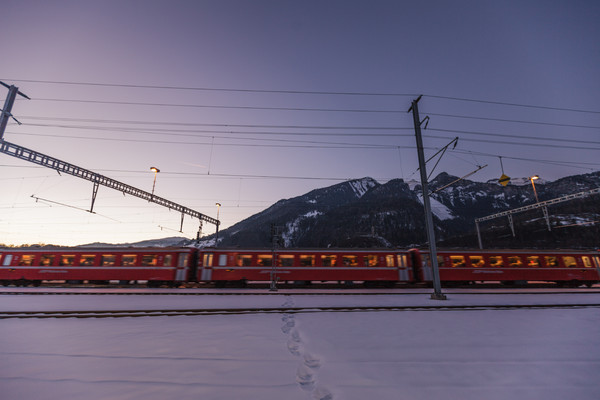 Abendstimmung bei der RhB-Station Reichenau-Tamins