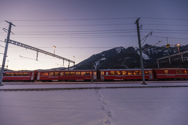 Abendstimmung bei der RhB-Station Reichenau-Tamins