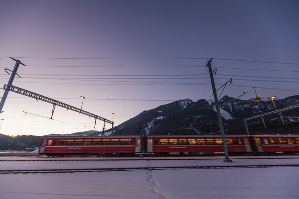 Abendstimmung bei der RhB-Station Reichenau-Tamins