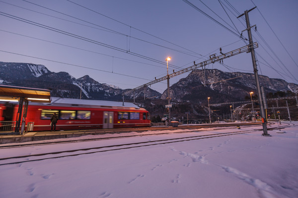 Abendstimmung bei der RhB-Station Reichenau-Tamins