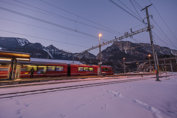 Abendstimmung bei der RhB-Station Reichenau-Tamins