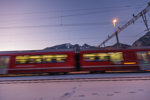 Abendstimmung bei der RhB-Station Reichenau-Tamins