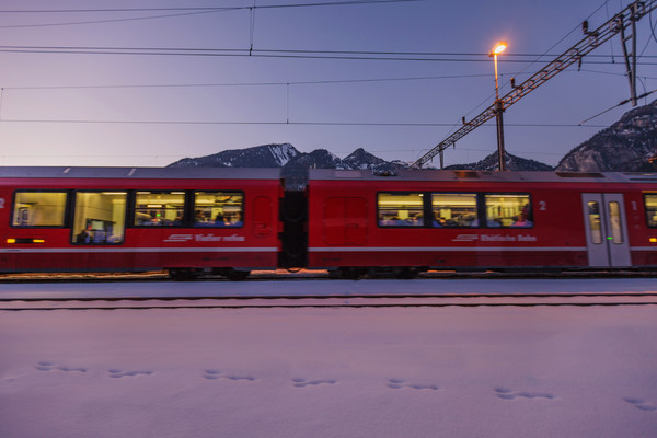 Abendstimmung bei der RhB-Station Reichenau-Tamins