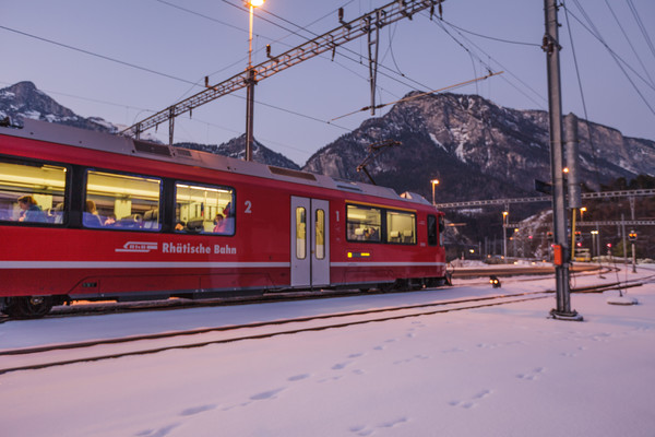 Abendstimmung bei der RhB-Station Reichenau-Tamins