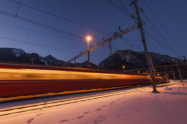 Abendstimmung bei der RhB-Station Reichenau-Tamins