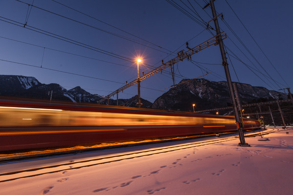 Abendstimmung bei der RhB-Station Reichenau-Tamins