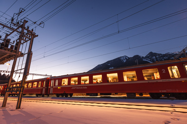 Abendstimmung bei der RhB-Station Reichenau-Tamins