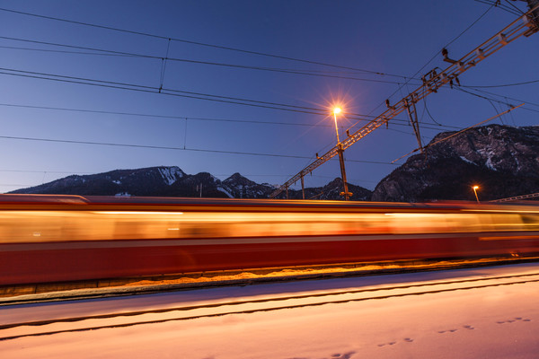 Abendstimmung bei der RhB-Station Reichenau-Tamins