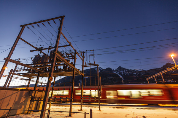 Abendstimmung bei der RhB-Station Reichenau-Tamins