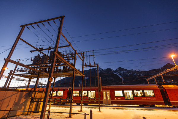 Abendstimmung bei der RhB-Station Reichenau-Tamins