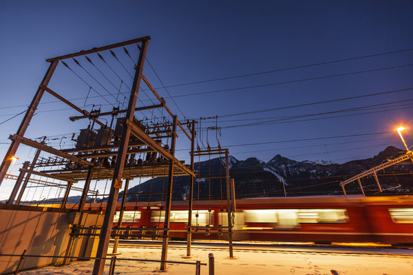 Abendstimmung bei der RhB-Station Reichenau-Tamins