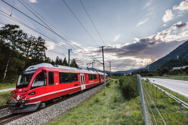 Ein Allegra-Triebzug der Rhätischen Bahn bei Reichenau-Tamins.