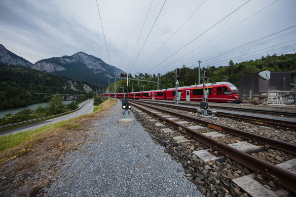 Rhätische Bahn auf der Rheinbrücke bei Reichenau